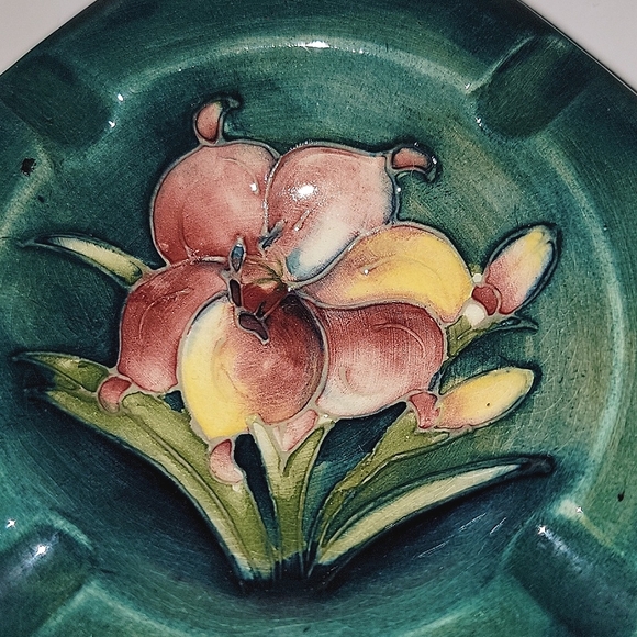 VINTAGE MOORCROFT POTTERY GREEN OCTAGONAL FREESIA ASHTRAY ~POTTERS TO QUEEN MARY - Picture 2 of 7